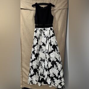 Betsy & Adam size 4 Black & White Floral Gown